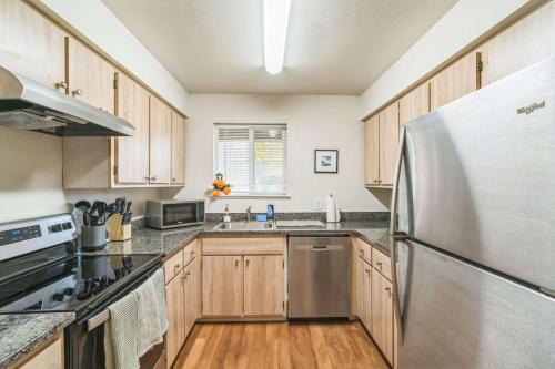Harlow Apartment | Modern & Spacious Apartment Just 5 Mins from DT