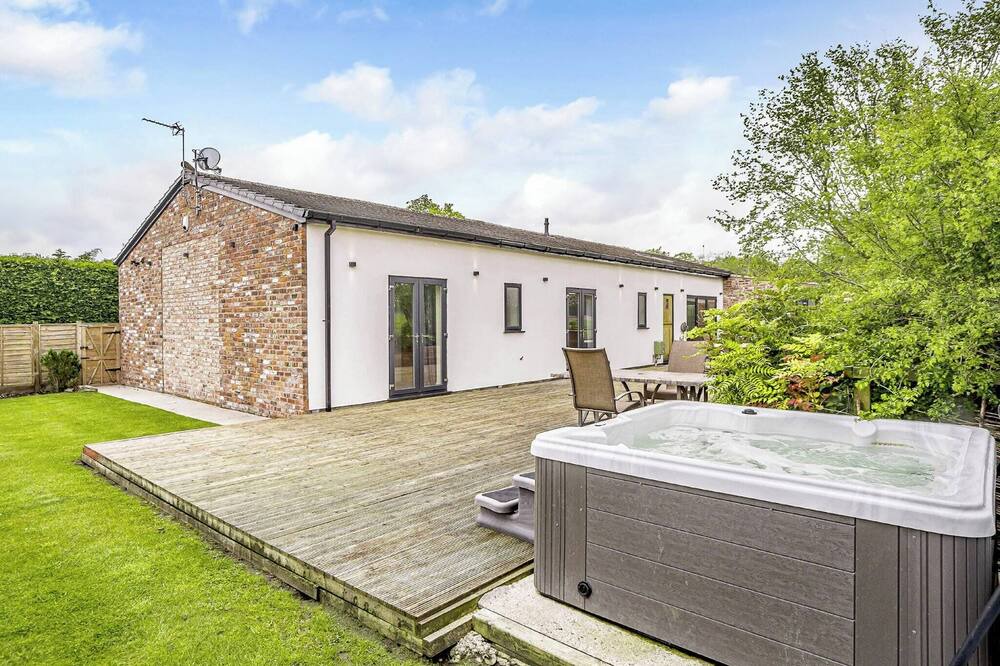 Congleton Apartment | Modern spacious barn conversion with stylish finish.