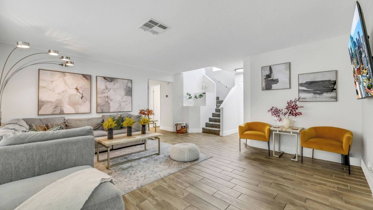 The Pueblo House | Modern, spacious, comfy! Minutes to Red Rock, Golf, Tivoli Village and the Strip