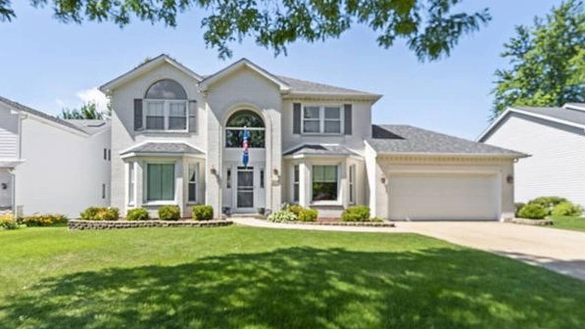 Bolingbrook House | Modern, Spacious, & Convenient 4 BR/3.5 BA Home minutes from golf & shopping