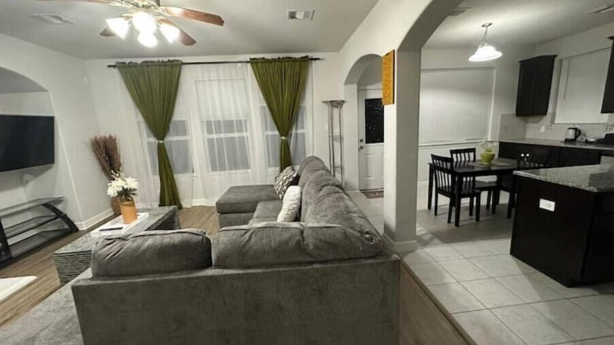 Conroe House | Modern/Spacious Haven in the Heart of Conroe - Entire Home