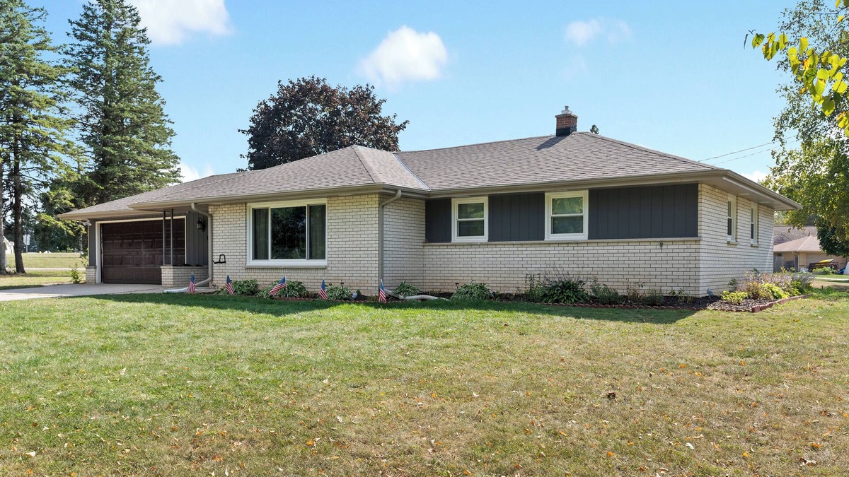 Grafton House | Modern, Spacious Home near Cedarburg - Perfect for Families and Girls' Getaways!