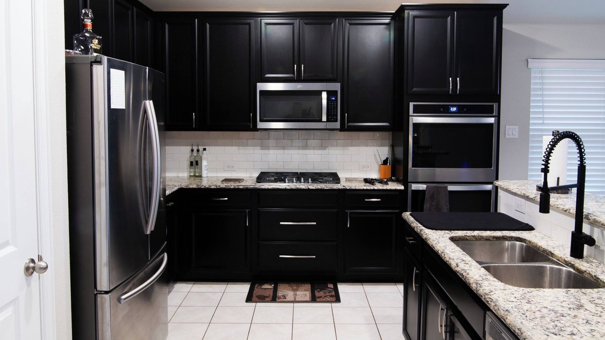 Aubrey House | Modern, spacious home w/keyless entry!