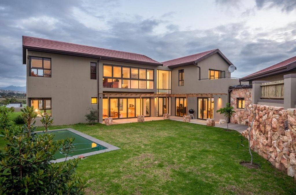 Raithby House | Modern spacious home in heart of Cape Winelands