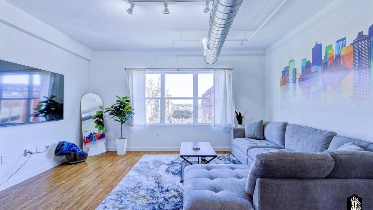 Downtown Memphis Apartment | Modern Spacious Loft in Downtown w/free parking