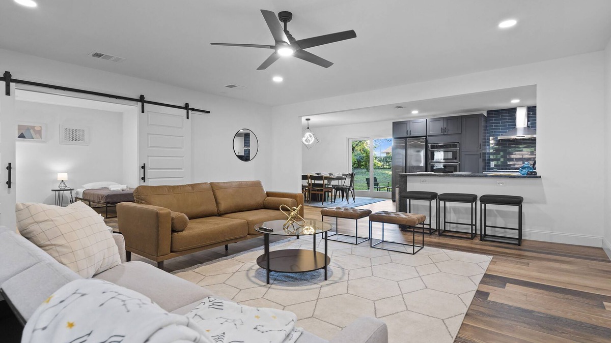 East MLK House | Modern Spacious min to Downtown/Domain *King Bed*