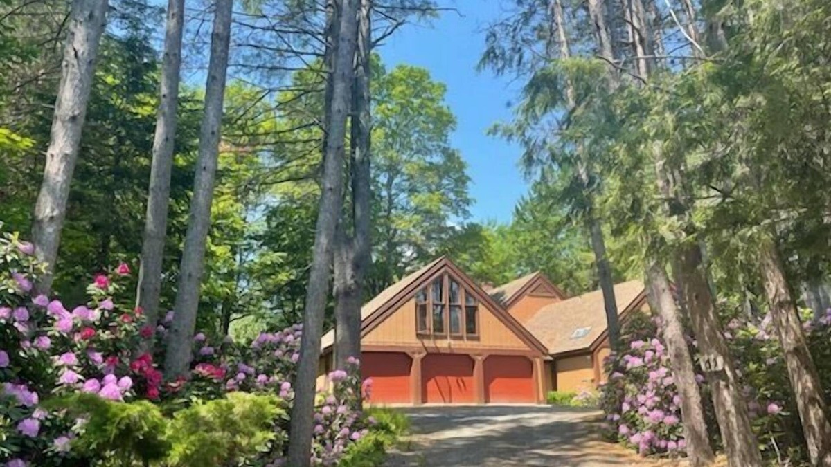 Grantham House | Modern, Spacious Ski and Lake Home Near Sunapee and Dartmouth