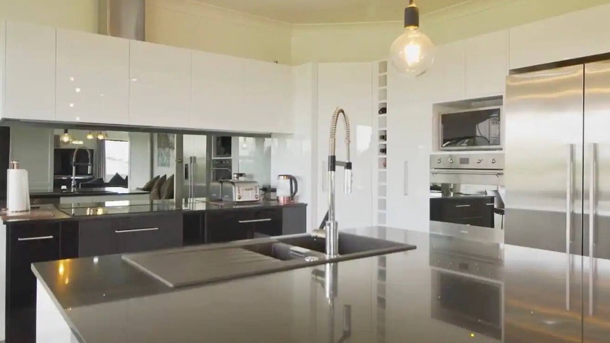 Te Rapa Apartment | Modern & Spacious Upper Level Apartment with views