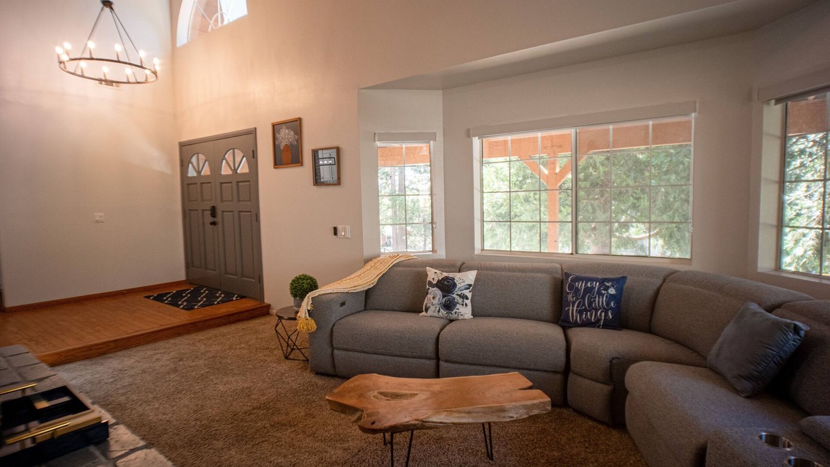 Running Springs Cabin | Modern spacious hot tub + Deck Lake Arrowhead + Big Bear