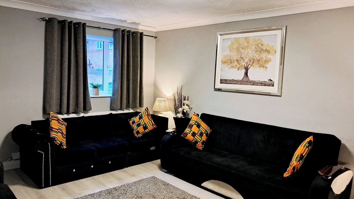 Custom House House | Modern & Spacious - Walk to London ExCEL- Parking