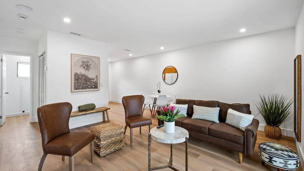 Sailboat Bend Apartment | Modern Stay Condo- 2 bed 1 bath Near Riverwalk