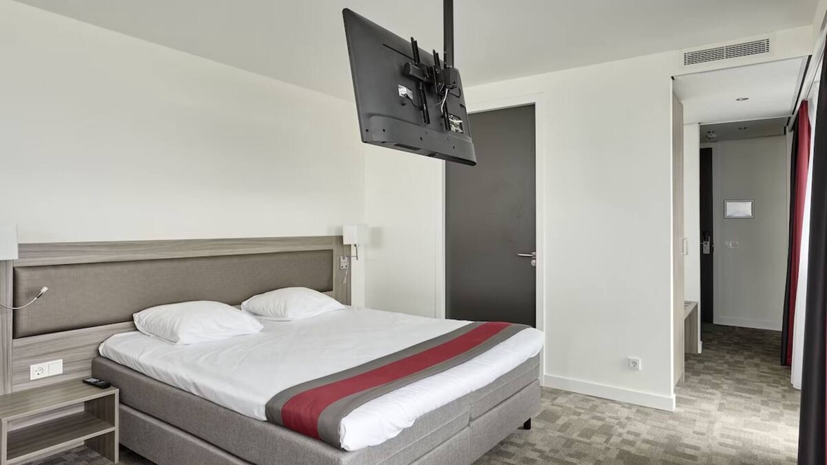 Zestienhoven Hotel | Modern Stay with Parking, Dining & Easy Airport Walk!