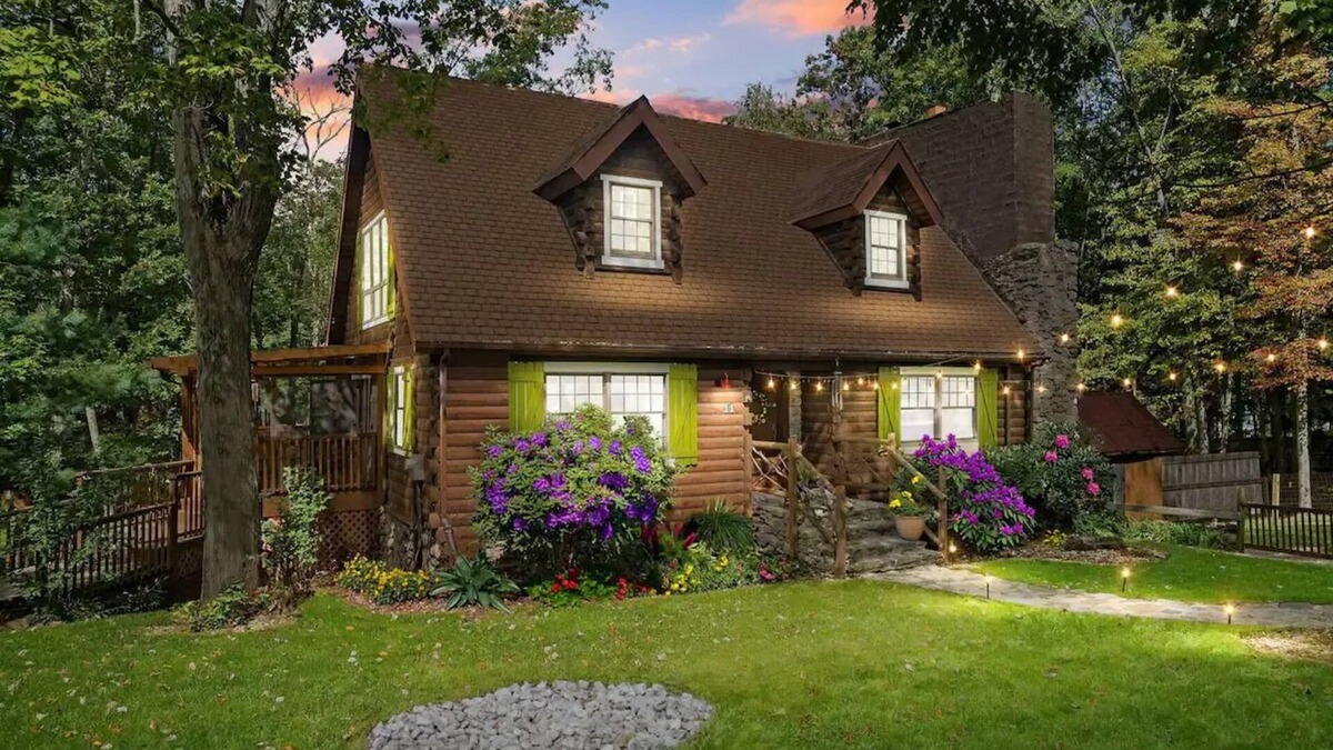 Drums Cabin | Modern Storybook Cottage near Poconos, 1.5 Acre Beautiful Mountainside Property!