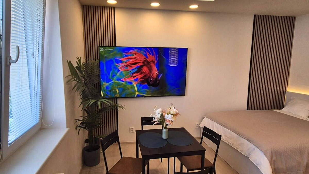 Pankrac Apartment | Modern Studio with 75″ TV and Fast Wi-Fi Near Metro and Vyšehrad