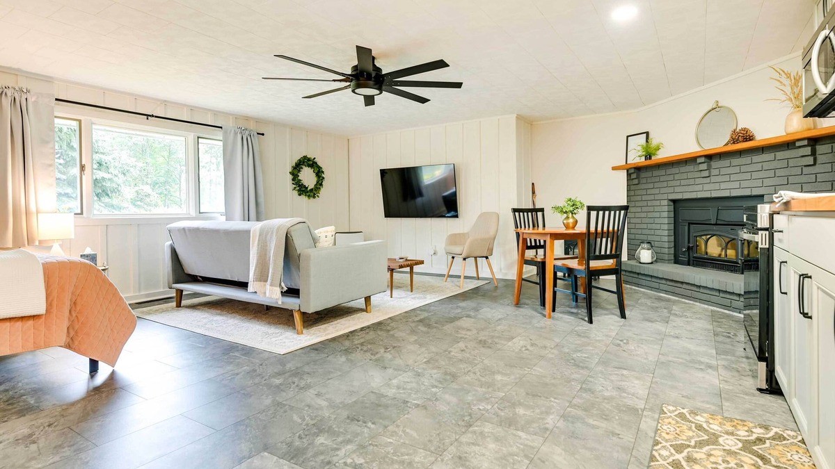 Ballston Spa Apartment | Modern Studio < 13 Mi to Saratoga Racetrack!