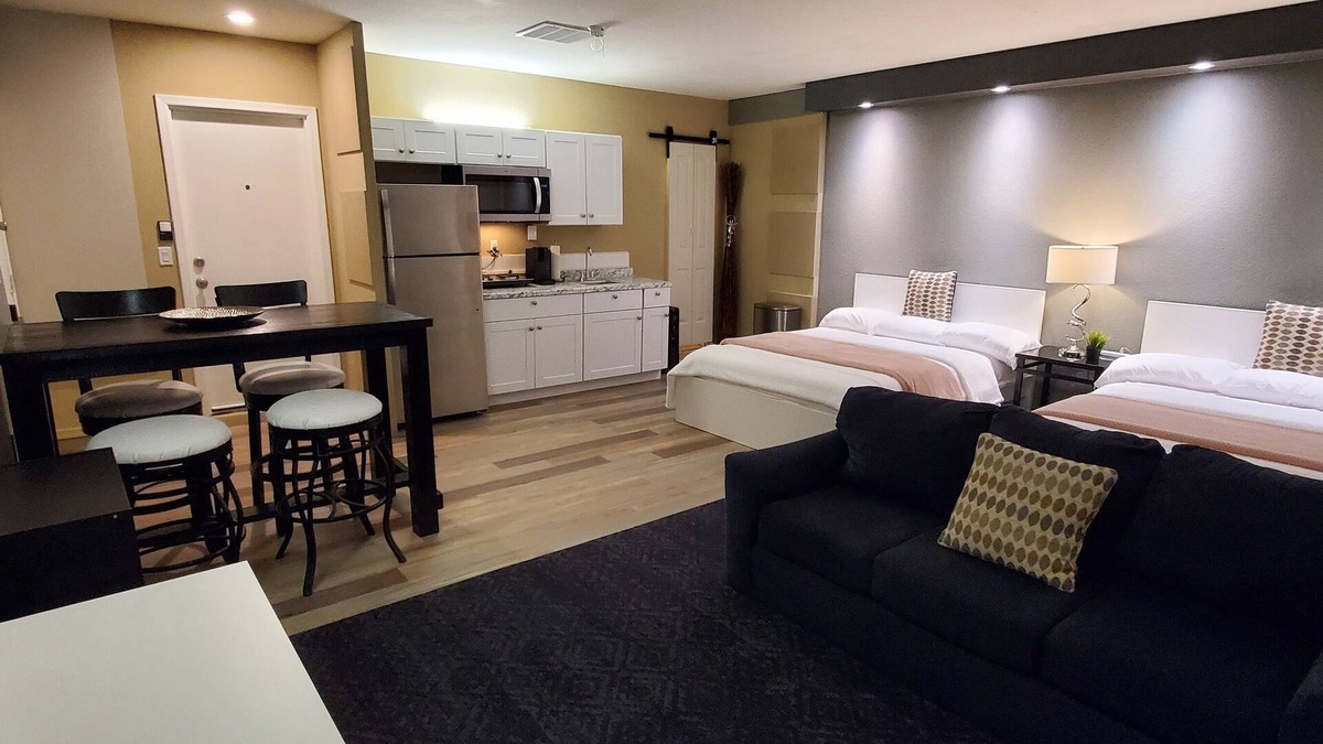 Farmington Glen Apartment | Modern Studio /2 min from Phoenix Raceway & 12 min from State Farm Stadium!*