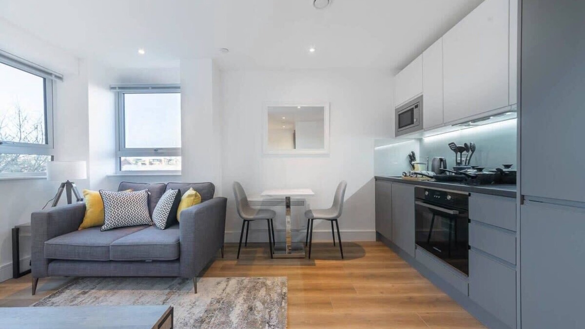 East Grinstead Apartment | Modern Studio Apartment in East Grinstead