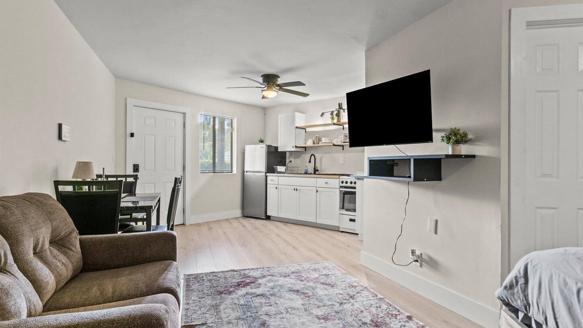 Huntsville Apartment | Modern Studio Apartment w Queen bed—Huntsville