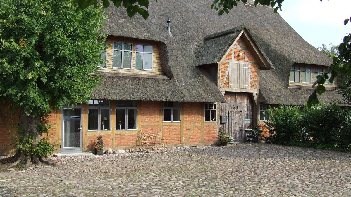 Quarnbek Apartment | Modern studio apartment under thatch