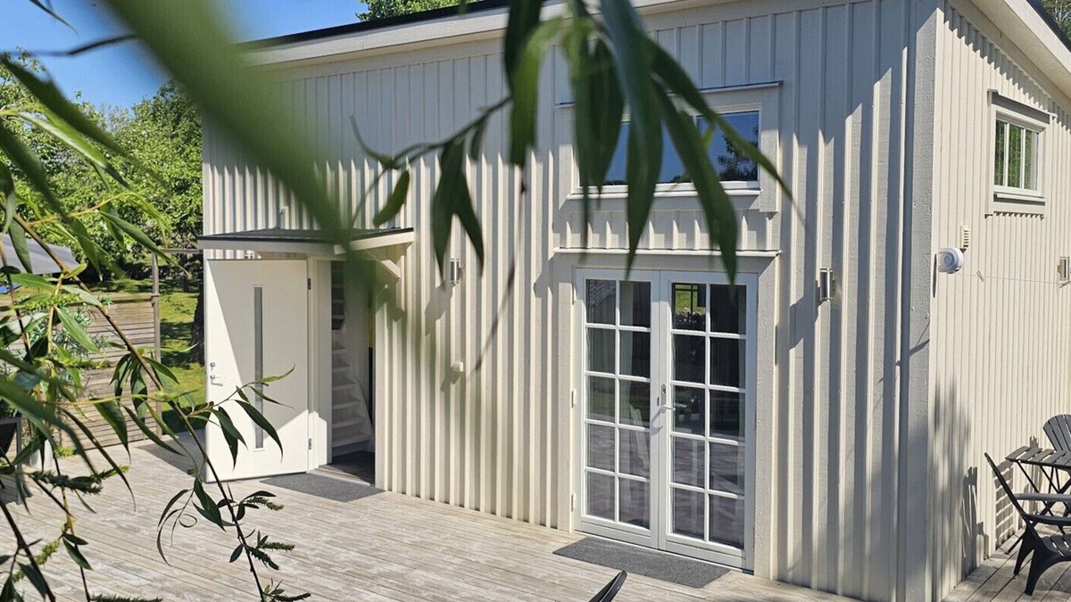 Varekil Cottage | Modern studio house in Rossö, 370 m to the sea | SE09120