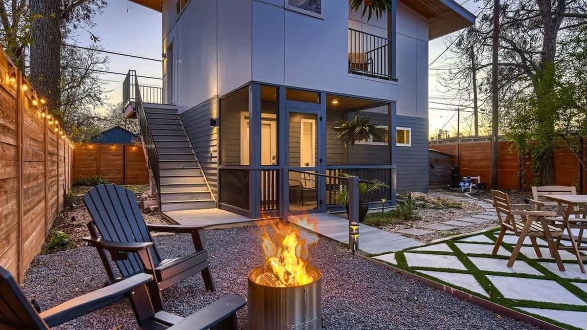 Holly House | Modern Studio in Walkable Holly District