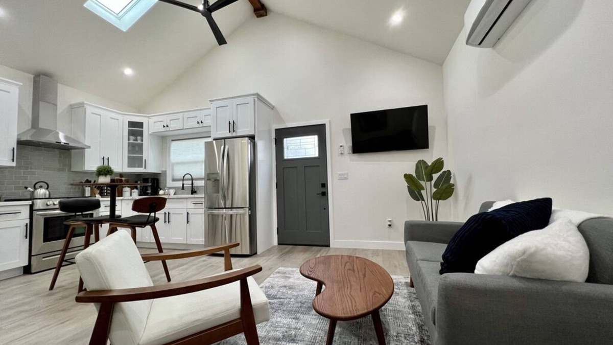 Los Angeles Apartment | Modern Studio minutes to downtown LA