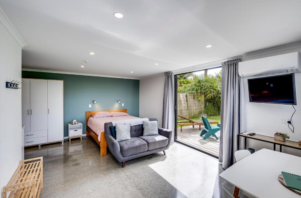 Clive House | Modern Studio near Clive River
