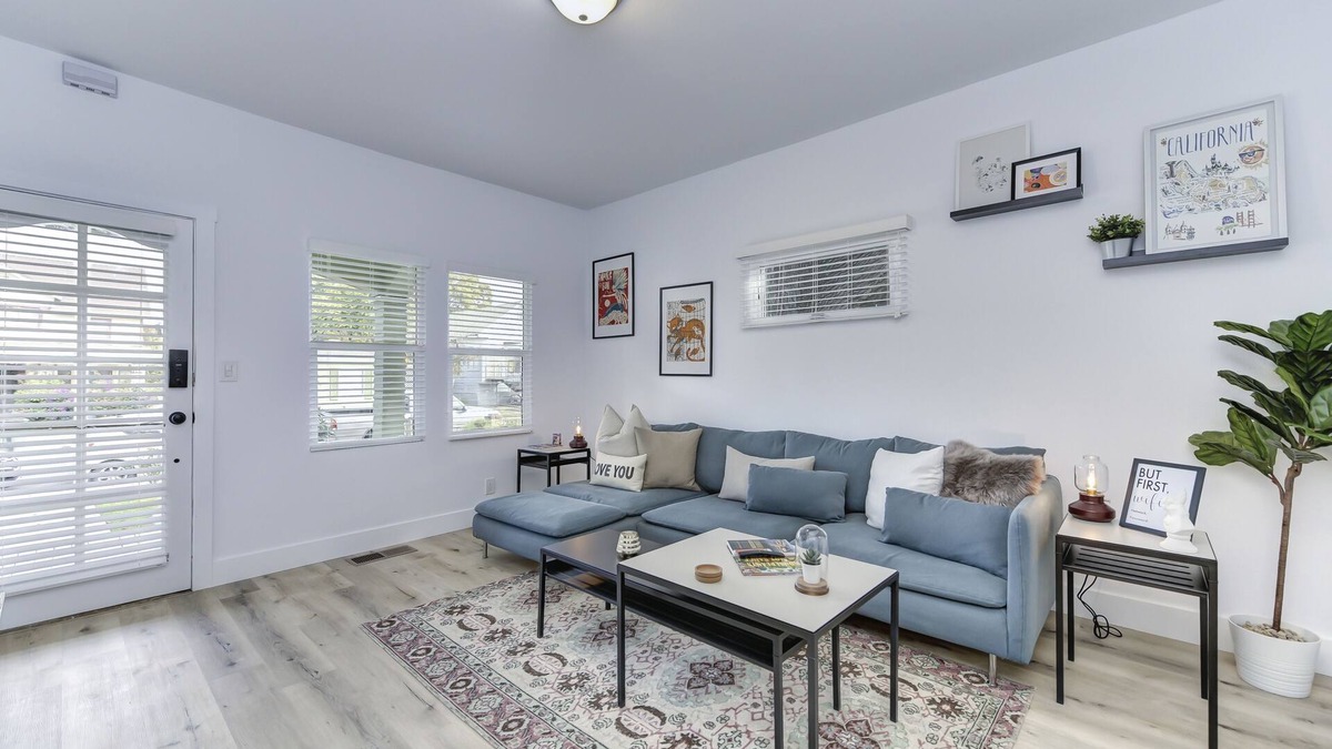 North Oak Park Apartment | Modern Studio - North Oak Park/UC Med Center