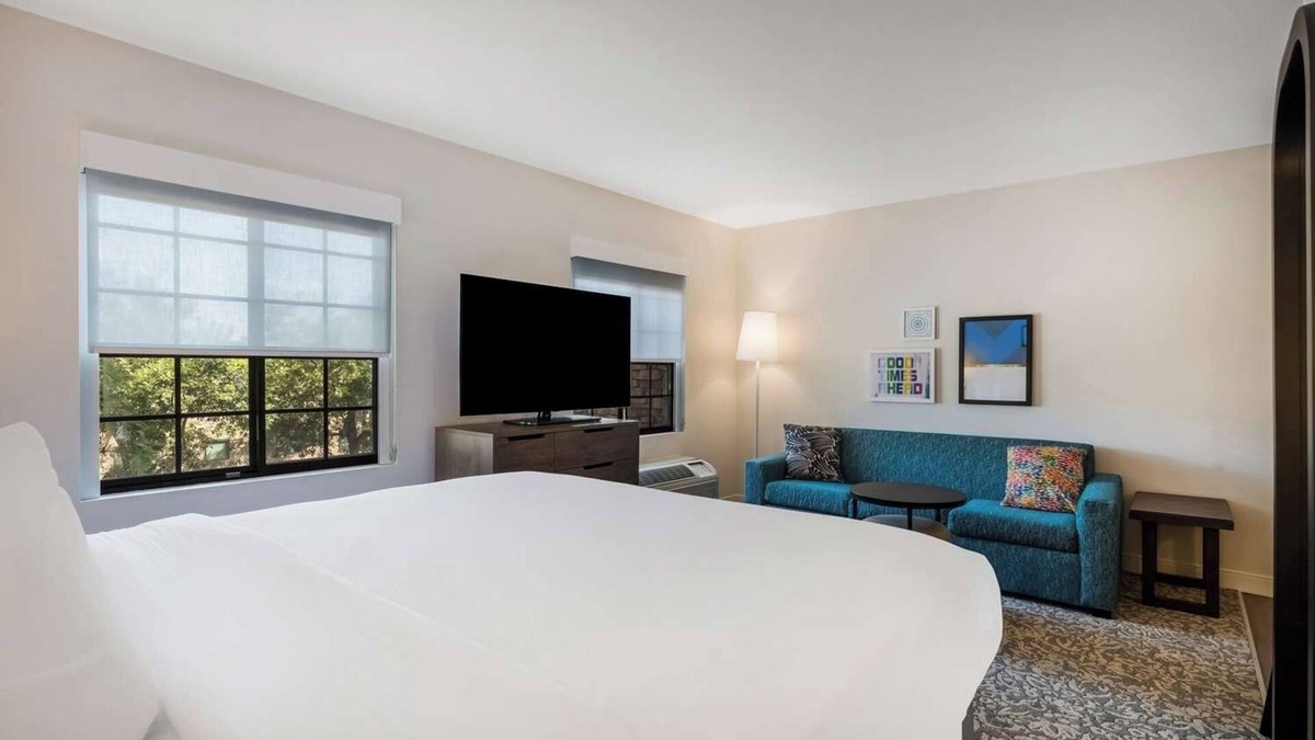 Acres Green Hotel | Modern Studio Perfect for Couple Stay w/Outdoor Pool Access