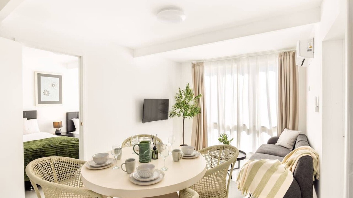 Sunnybank House | Modern Studio Retreat in Heart of Sunnybank