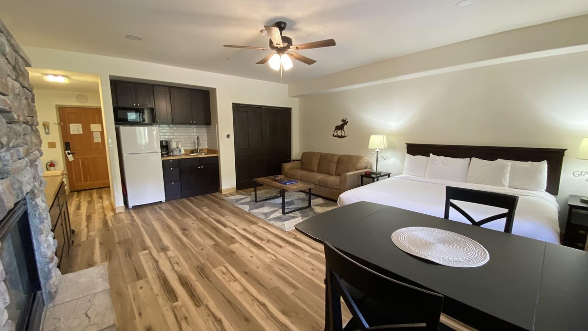 Mountain House Condo | Modern Studio with a quick walk to dining & shops!