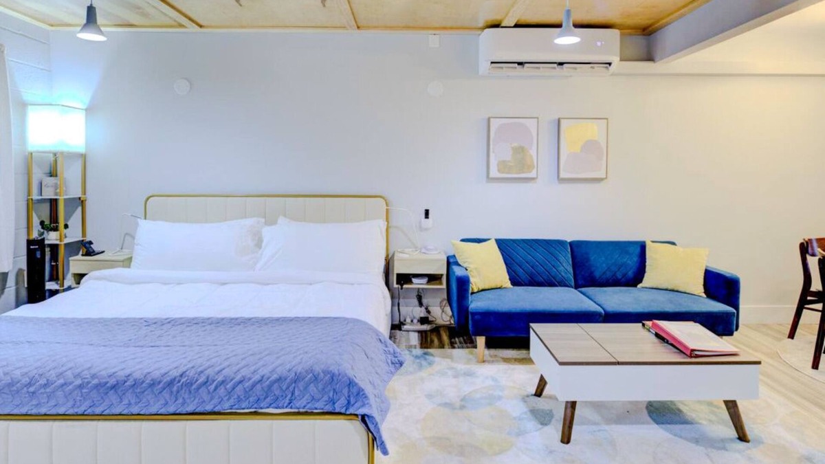 Downtown Memphis Apartment | Modern Studio with King Bed, Free Parking & Wi-Fi