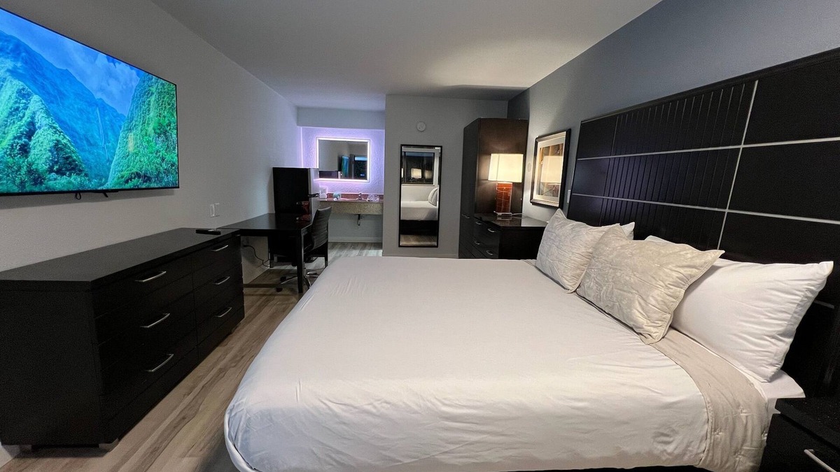 Mid City South Apartment | Modern studio with WiFi and fitness room in welcoming Baton Rouge