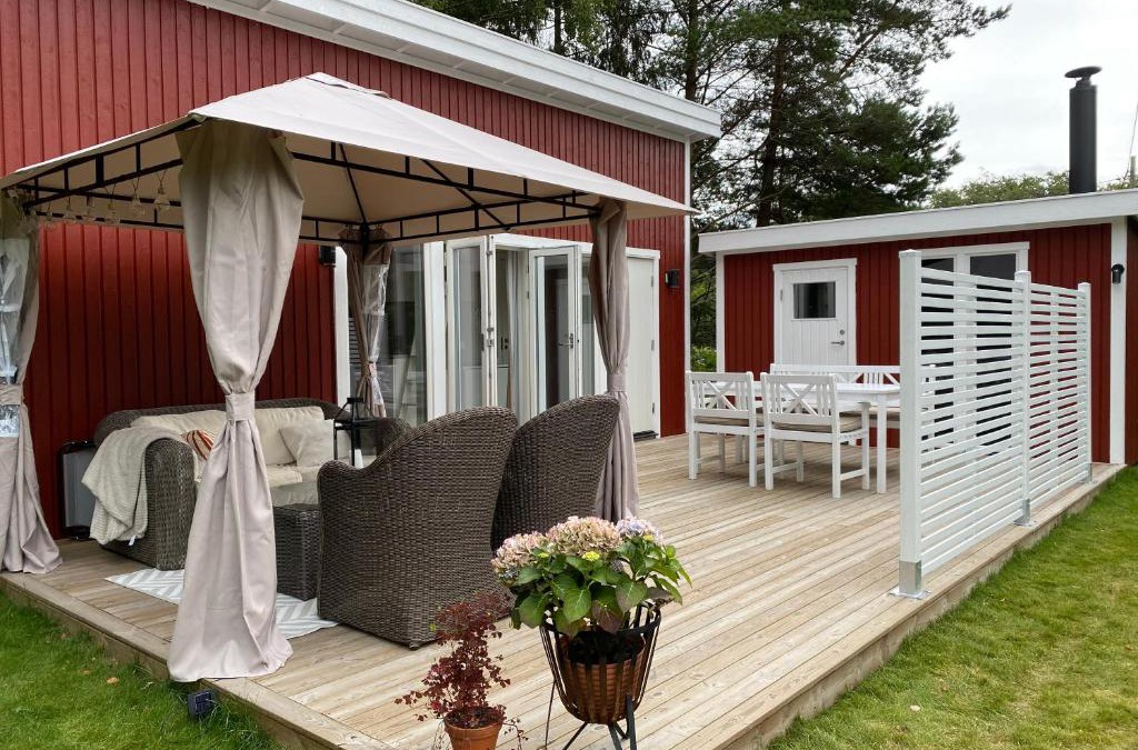 Listarum House | Modern stuga med 1 sovrum och 1 sovloft med stor terrass och vedeldad bastu mitt på Österlen