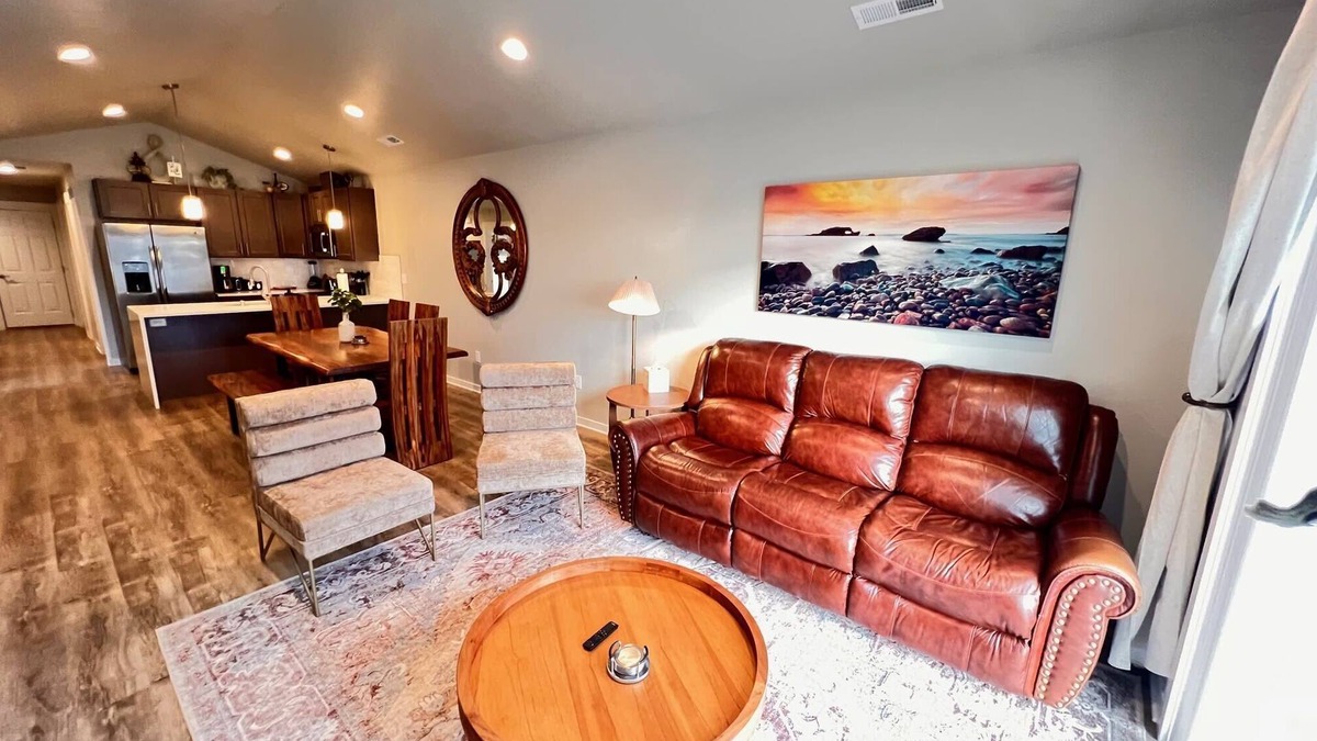 Spokane Valley House | Modern Style, KING bed, Free Wi-Fi, with Garage!