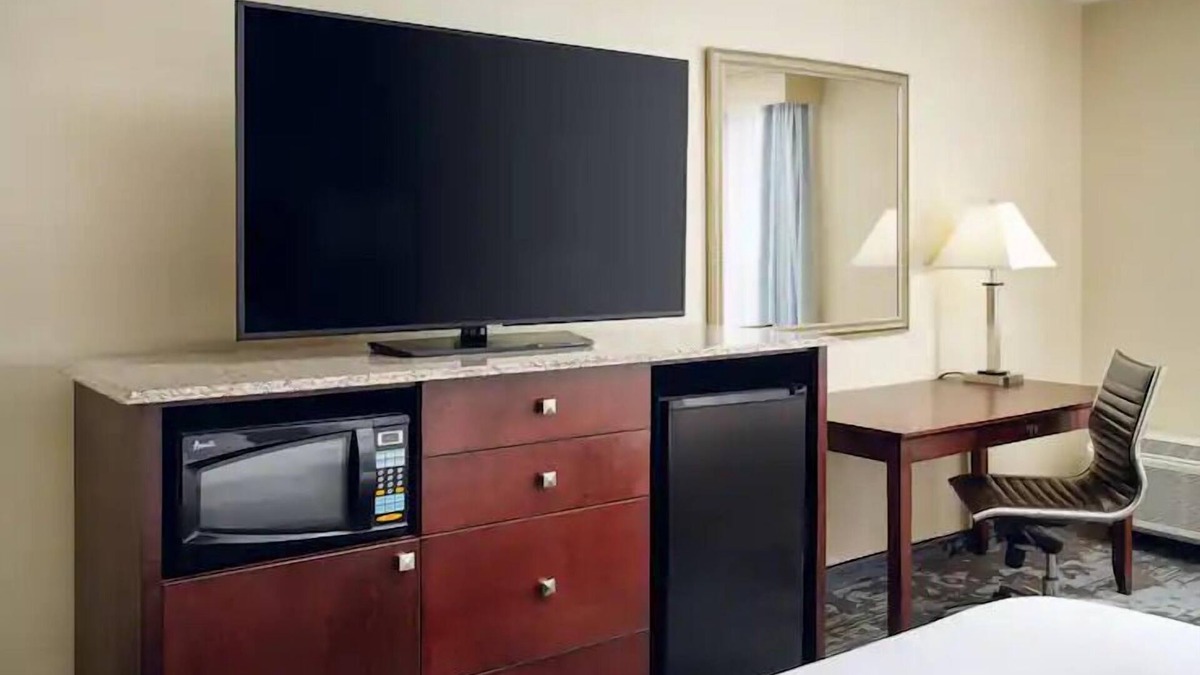 Rocky Mount Hotel | Modern & Stylish:3 Tranquil Units, FREE Parking! Close to Bridge Tar River Trail