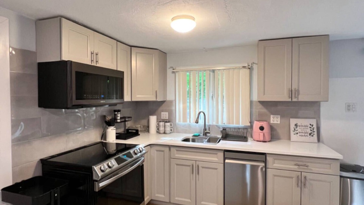 Glen Cove House | Modern Stylish 3b3b Home @Glen Cove
