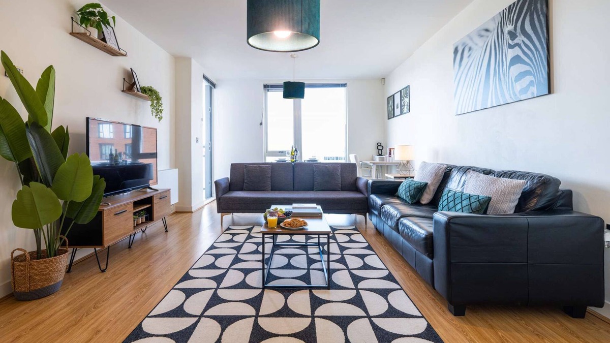 Central Milton Keynes House | Modern, stylish city centre apartment near train station