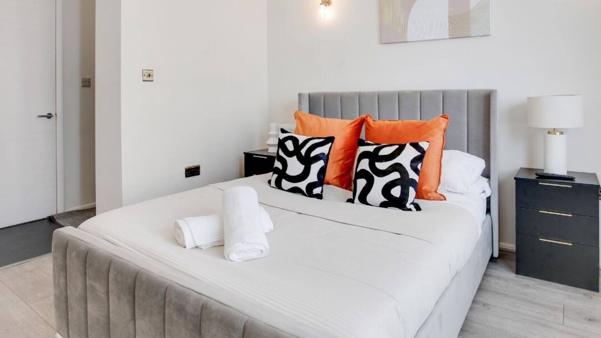 Southend-on-Sea Apartment | Modern & Stylish Studio City Centre Nr High Street by Luxiety Stays