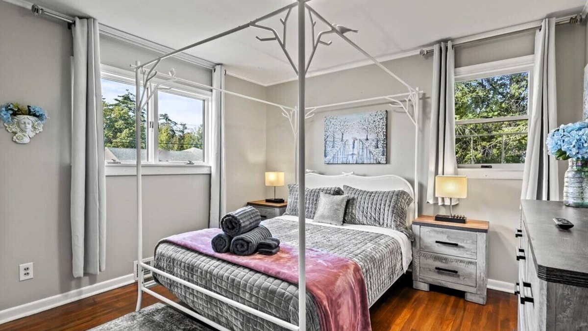 Clifton Park House | Modern & Stylish: Private Home w/Firepit~Sunroom!