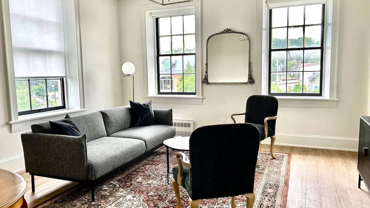 Port Hope Apartment | Modern suite (2 Queens) on the River