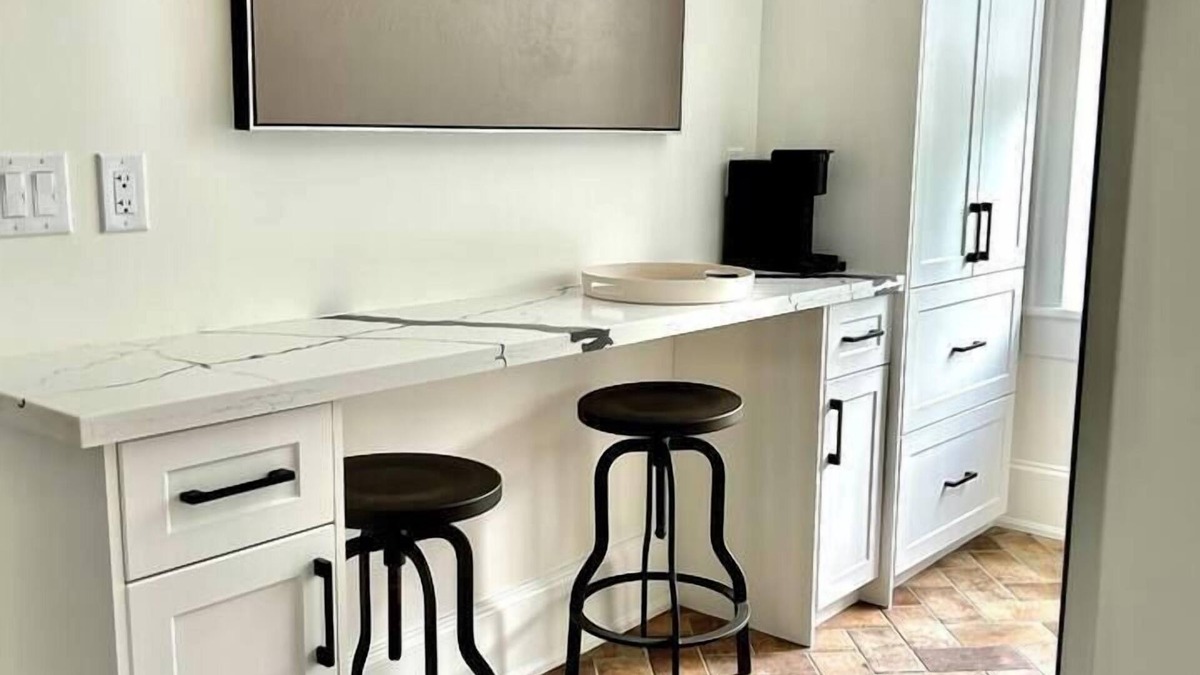 Port Hope Apartment | Modern suite (2 Queens) on the River