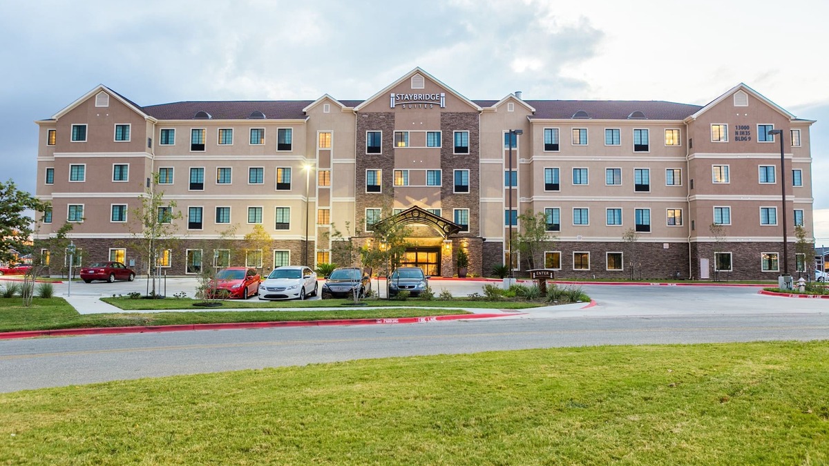 McNeil Condo | Modern Suite Close to the University of Texas | 24 Hour Business Center + Heated Outdoor Pool