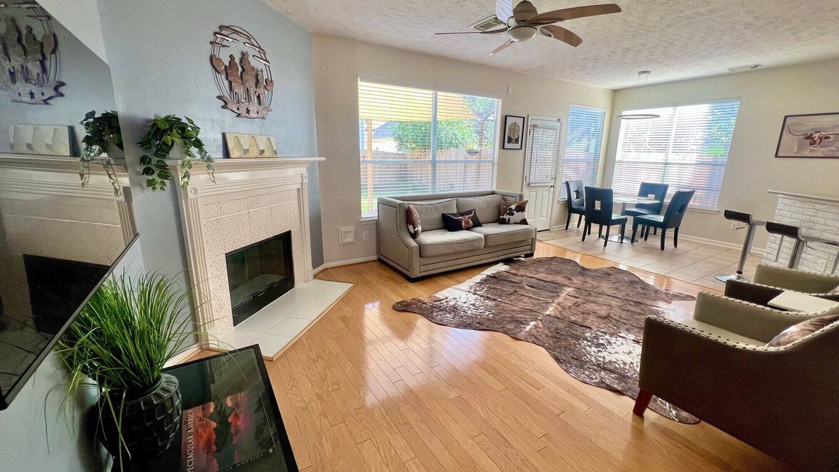 Westchase House | Modern & Sun-drenched TX Escape close to Galleria & Chinatown!