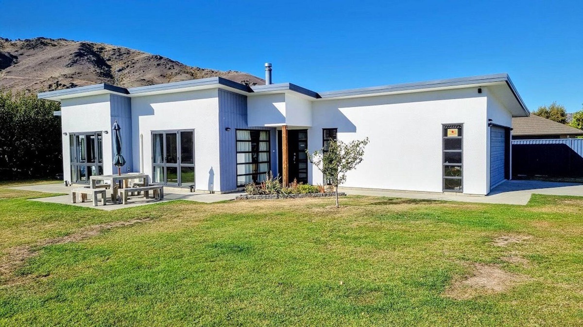 Lowburn House | Modern, sunny home, close to lake, large flat grassy section too