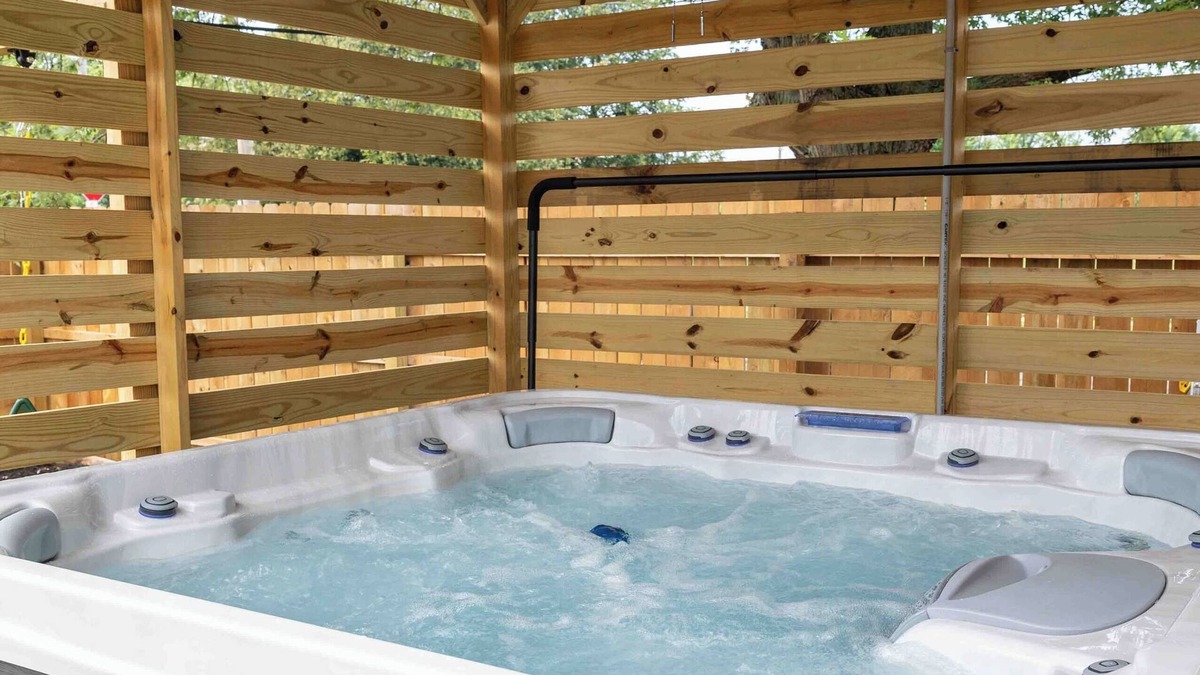 Hough House | Modern Swanky Baseball Home, King Beds, Hot Tub, BBQ Grill, 5 min to Cle Clinic