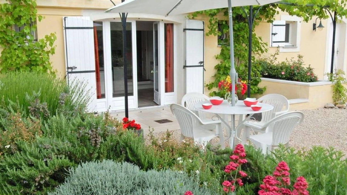 Montbrun-les-Bains Apartment | Modern Terrace Stay Montbrun