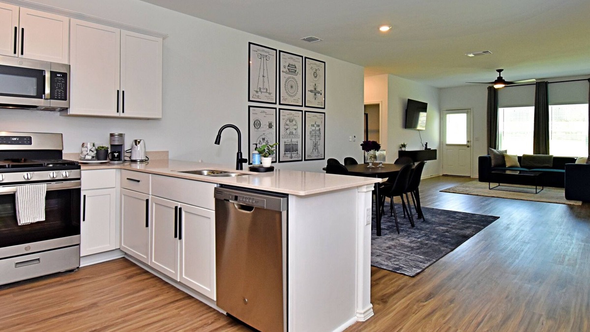 Del Valle House | Modern Tesla Home | Pool, BBQ & Playgrounds