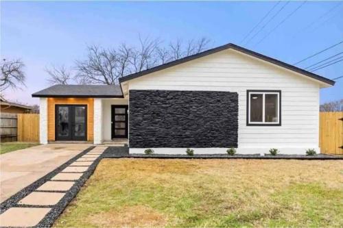 Sweetbriar House | Modern Texan sized Home - 4 bed 3 bath