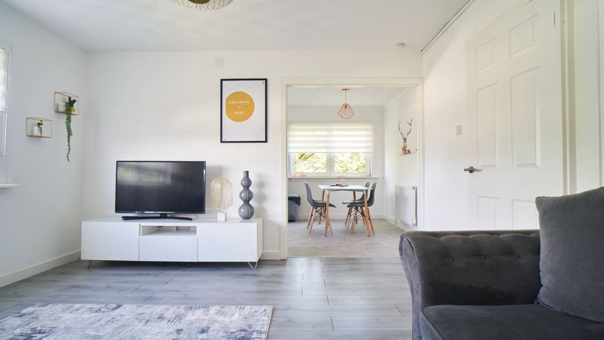 Coatbridge Apartment | Modern Three Bedroom Retreat in South Lanarkshire